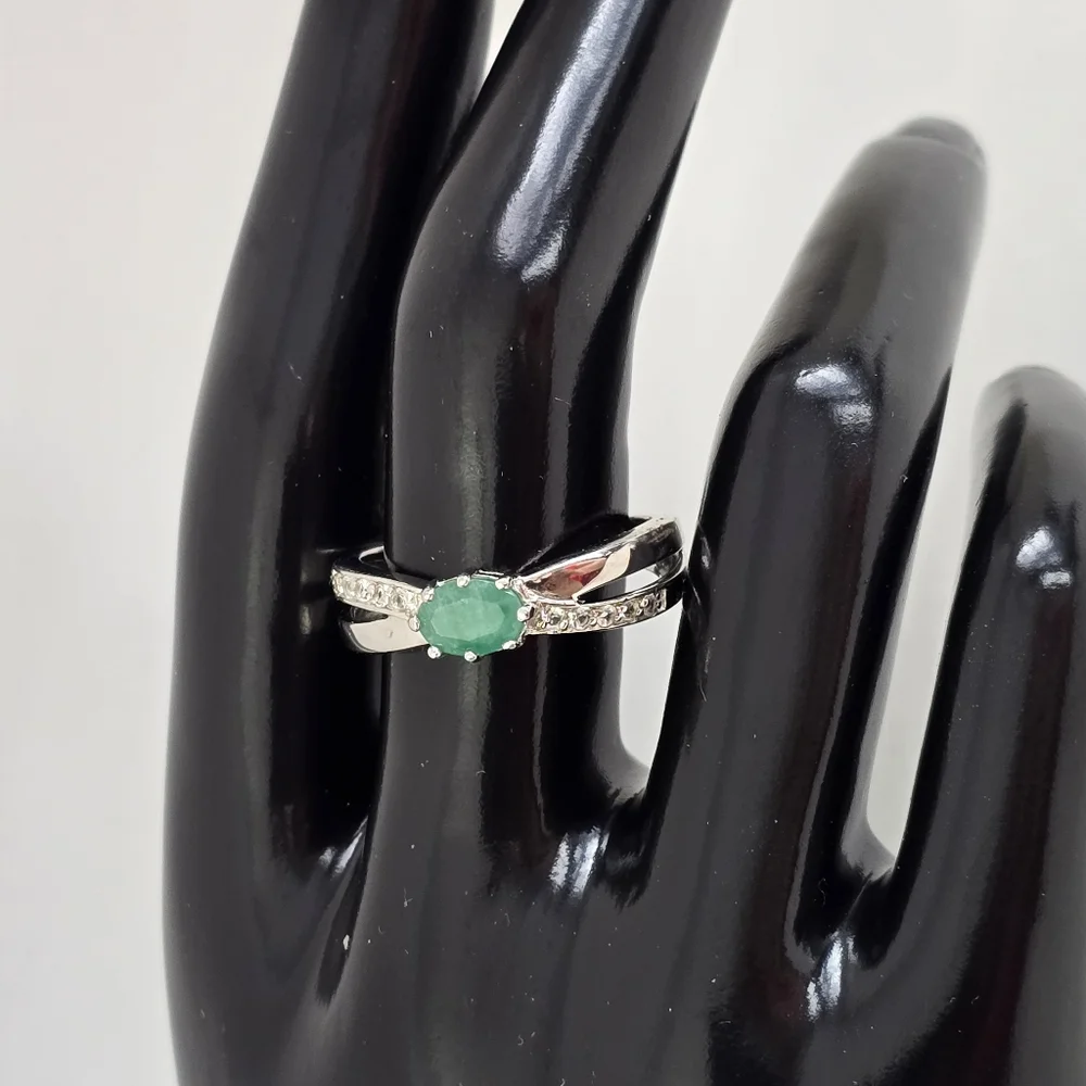 Sterling Silver 925 Elegant Silver Emerald Gemstone Ring